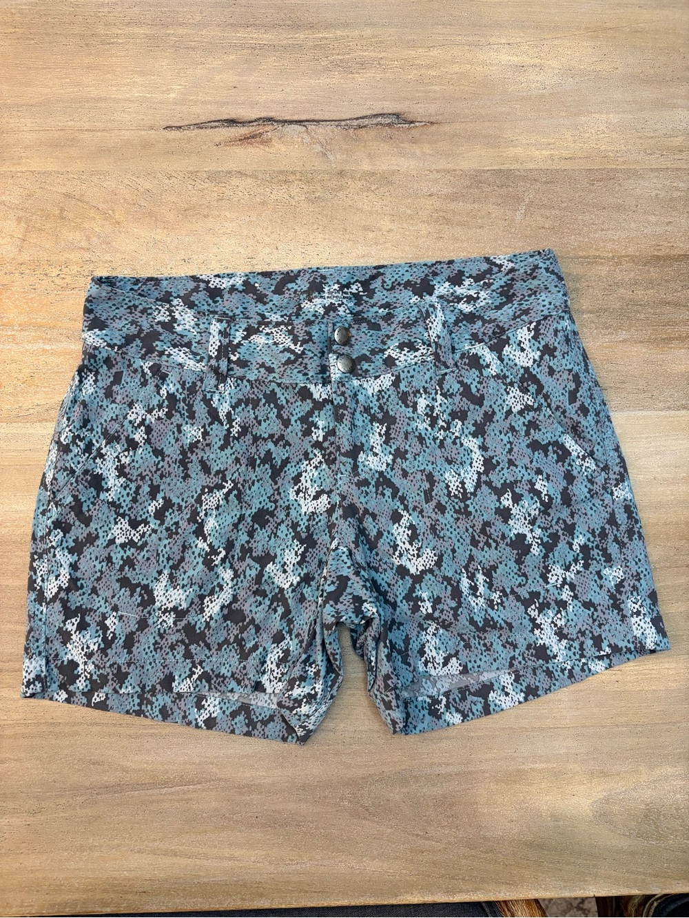 Columbia Omni-Shield Women Size 4 Camo Shorts Water-Resistant Like New - Picture 9 of 10